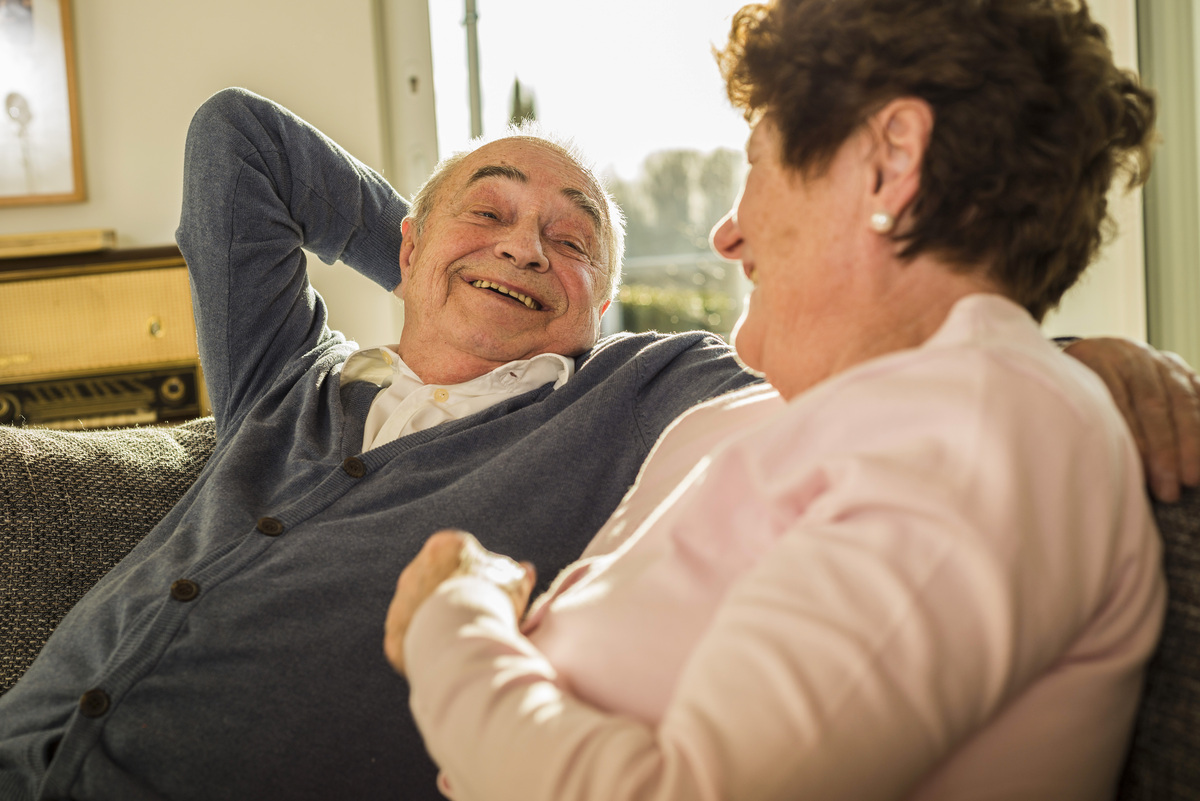 dva senioři zabraní ve veselém dialogu