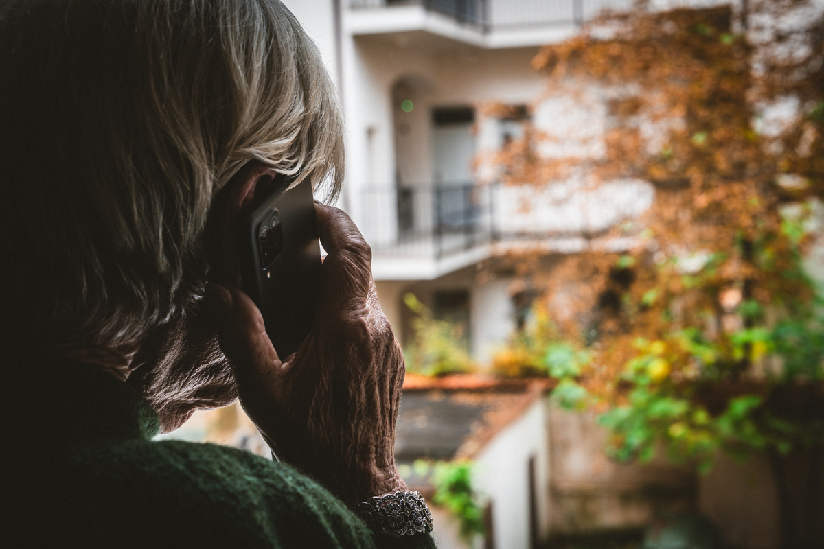 seniorka s mobilním telefonem u ucha