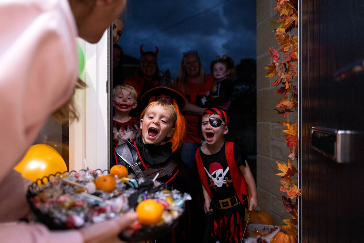 děti koledující na Halloween