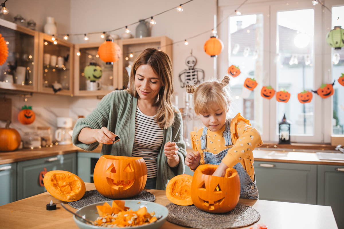 maminka s dcerou dlabají dýně