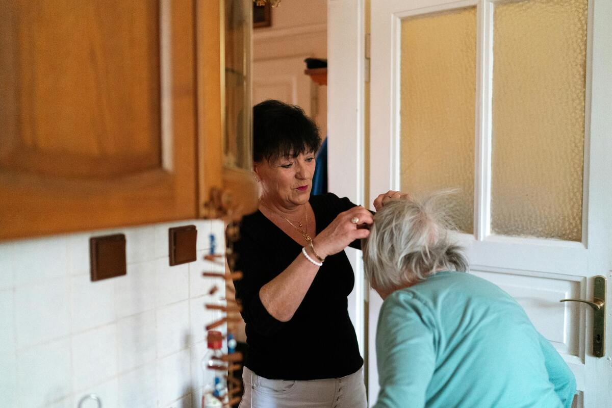 pečující pomáhá seniorce