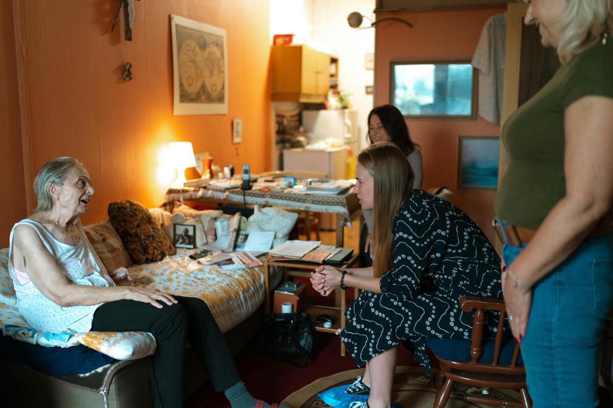 sociální pracovnice doma u seniorky