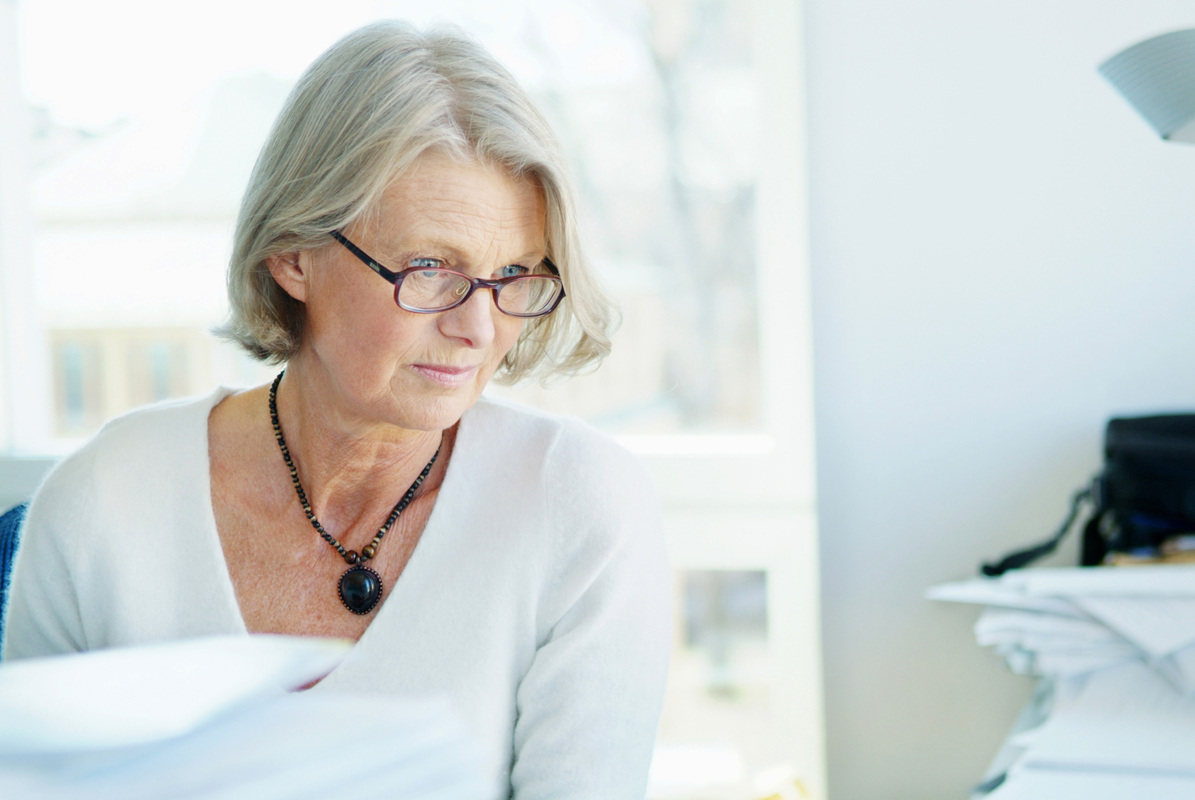 seniorka zavalená papírováním