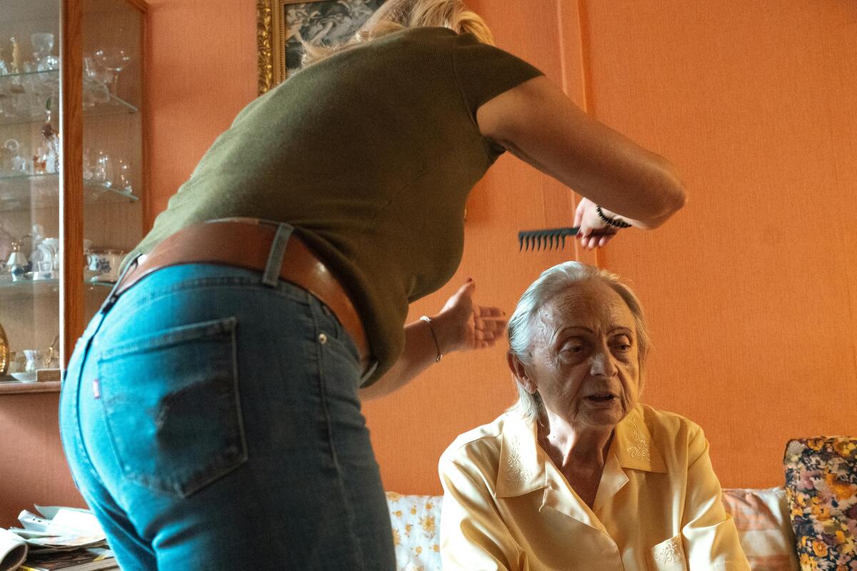 pečovatelka češe seniorce vlasy