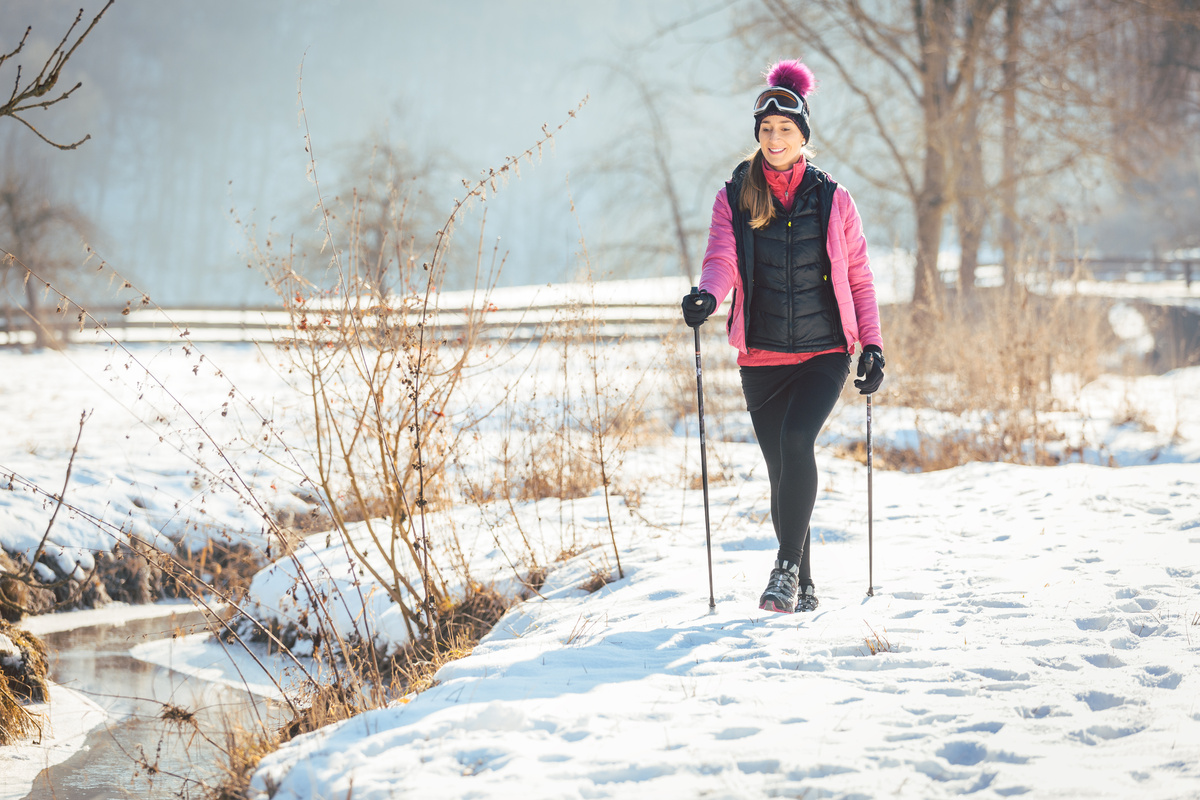 žena provozující nordic walking v zimní krajině