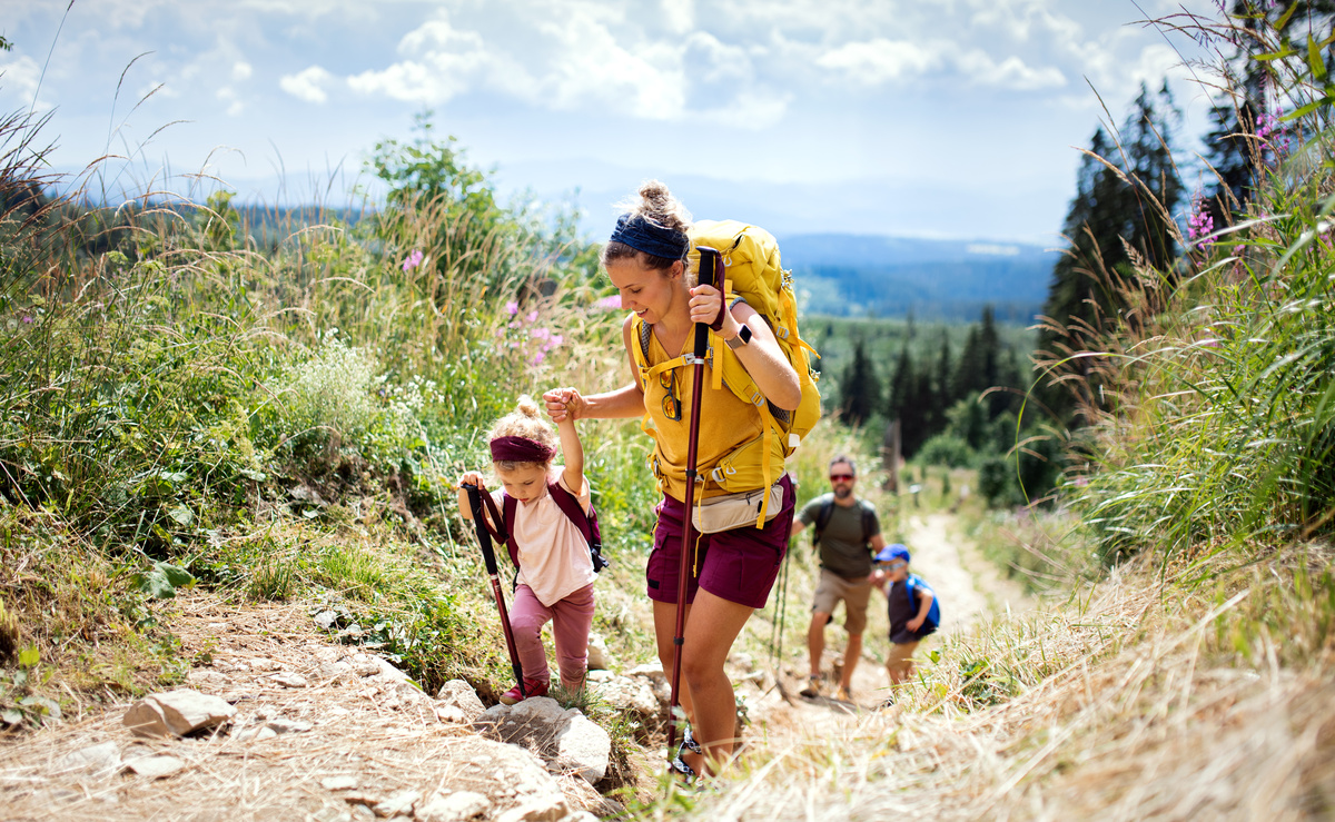 maminka s dcerkou na túře s hůlkami na nordic walking