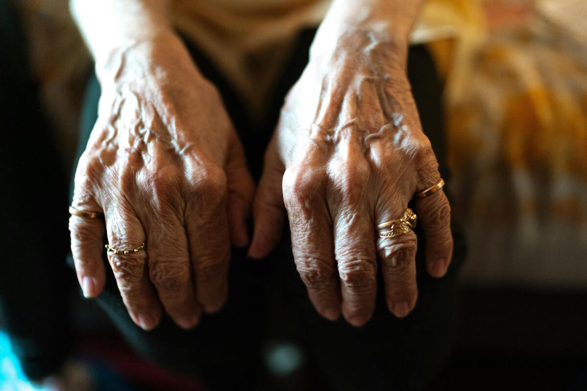 staré ruce položené na kolenou