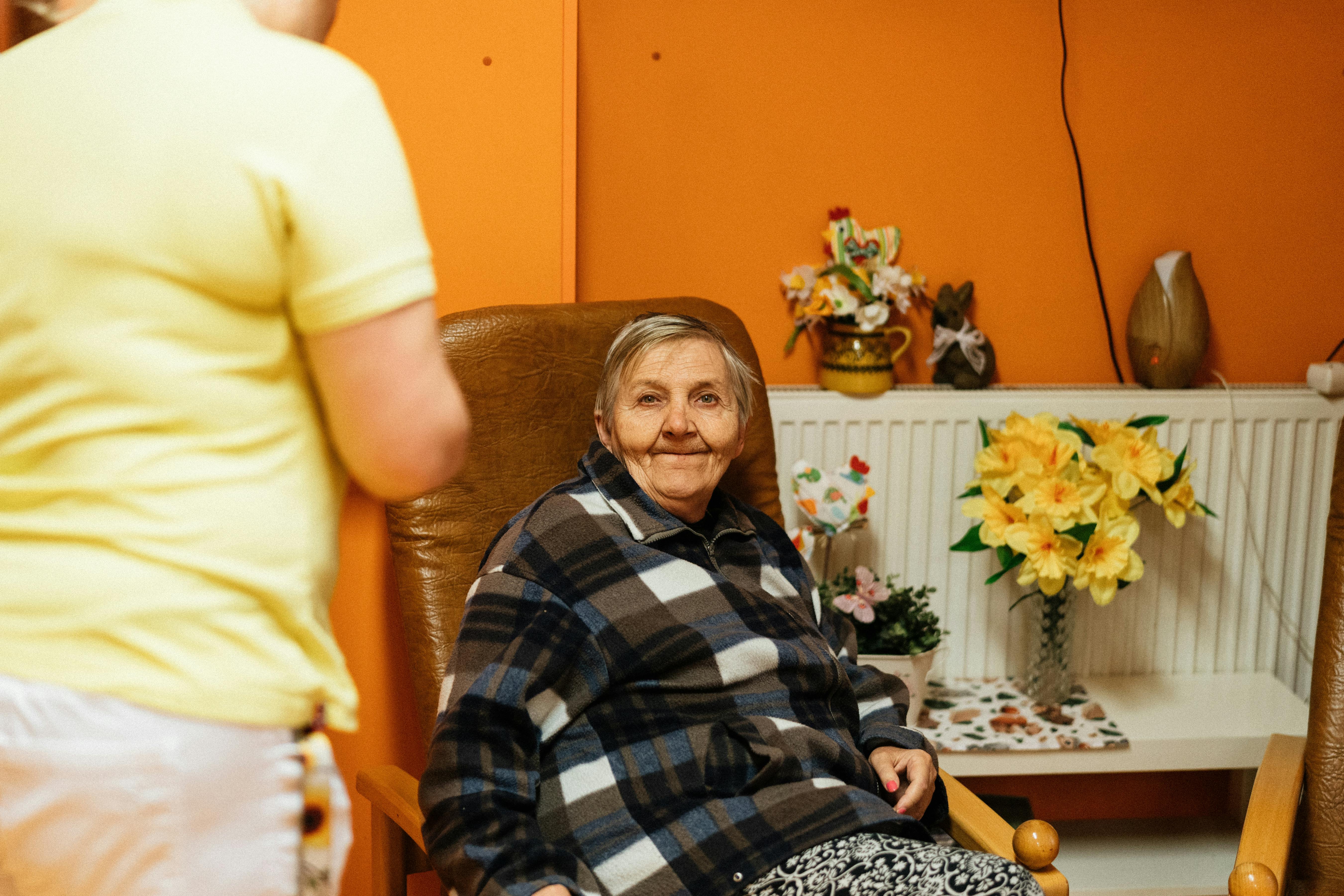 seniorka sedící v domově pro seniory