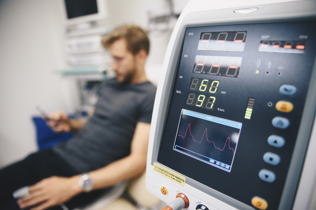 muž čeká v ordinaci u lékaře na výsledky testů