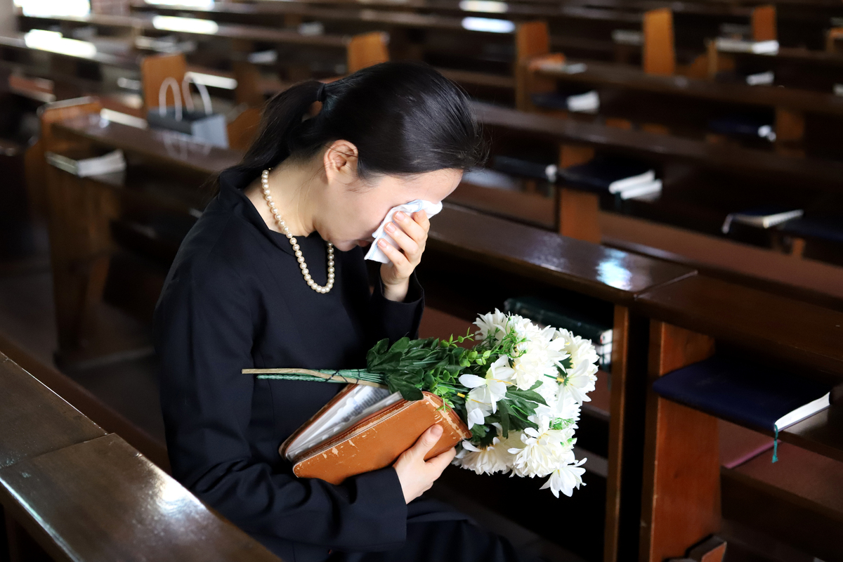 plačící žena na pohřbu