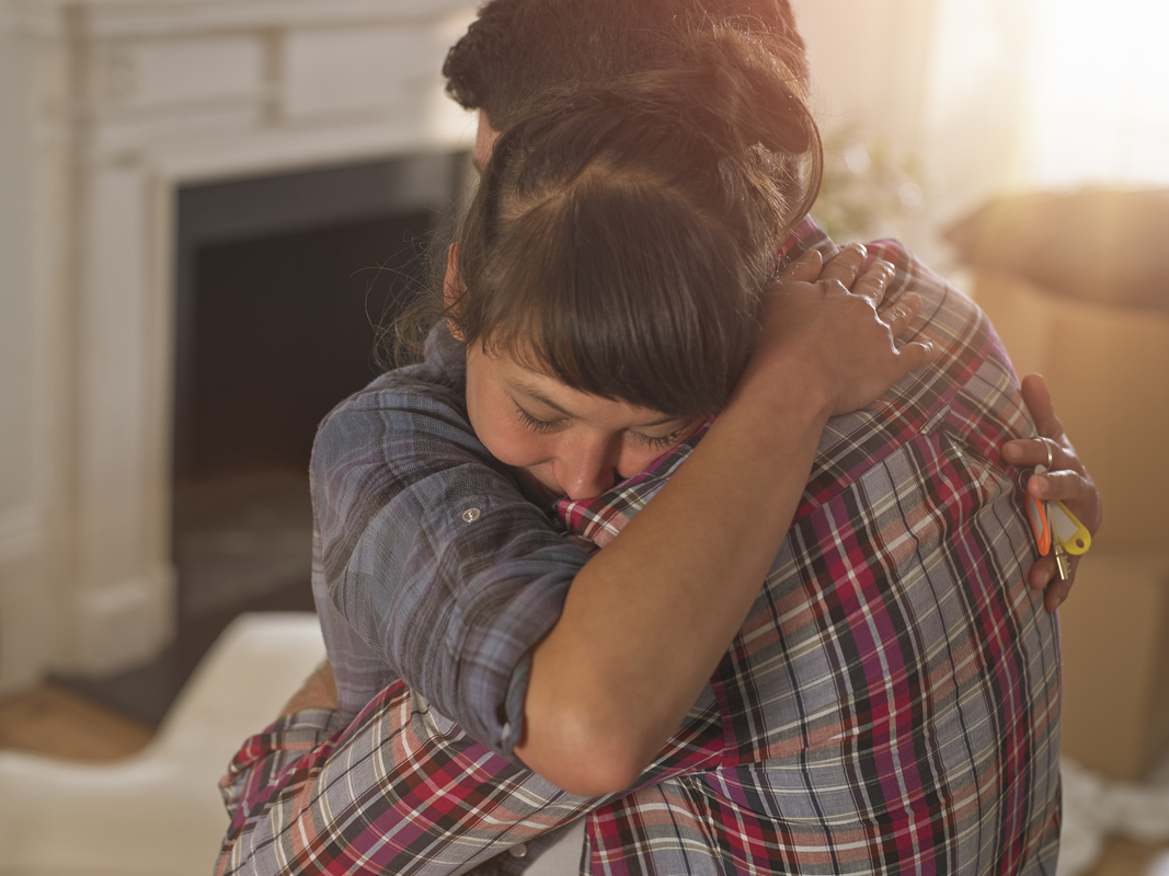 dvě osoby se objímají na důkaz podpory