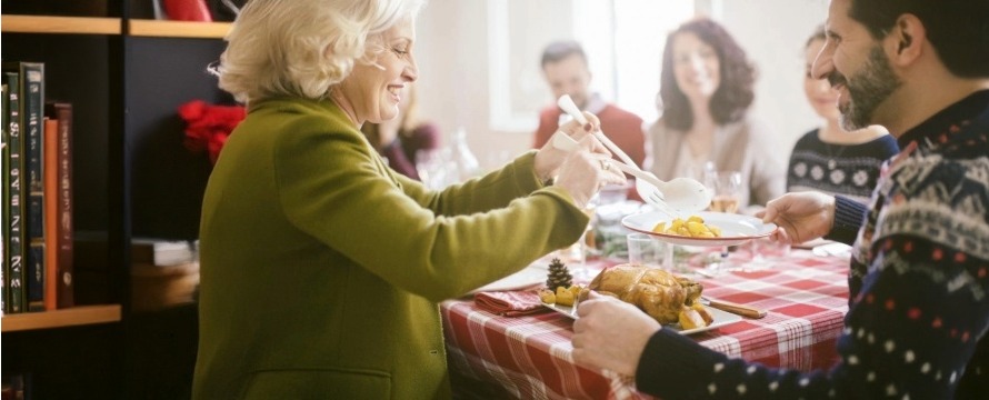 celá rodina u štědrovečerní večeře