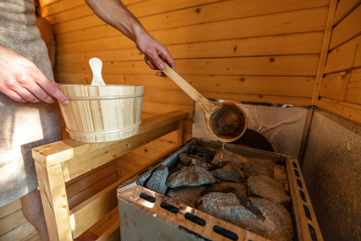 horké kameny v sauně polévané studenou vodou